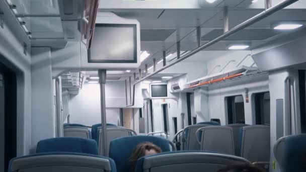 从巴塞罗那地铁车厢内部看 昏暗的灯光闪烁 几个人坐在几乎空无一人的座位上 — 图库视频影像