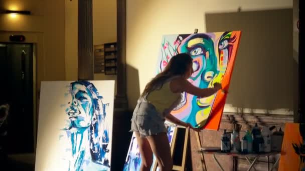 バルセロナのアーティストララ カロ絵画 — ストック動画