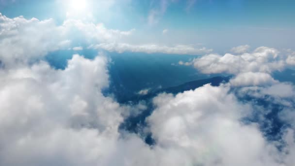 飞过天堂美丽的阳光云景 白蓬松的云彩在纯净的阳光下在清澈的蓝天上轻柔地移动着 从驾驶舱直接查看 — 图库视频影像