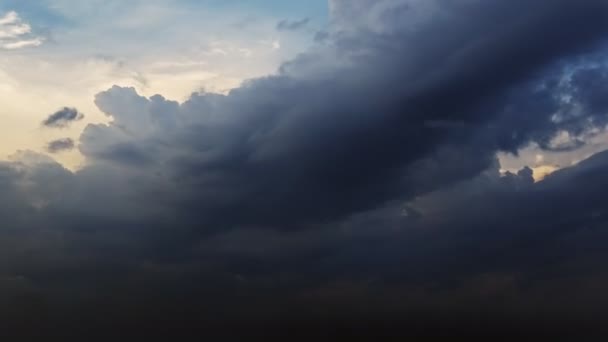 美しい夏の日嵐の雲のタイムラプス 大規模な建物の雲と劇的な雷雨の雲 自然の雨の暗い空 デジタル映画の組成の背景に最適です — ストック動画