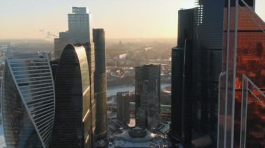 Moskova Şehir iş merkezi gökdelenler, güneşli kış hava şehir manzarası çekim, modern Rus kentsel mimarisi, karlı dondurulmuş Moskova binaları.