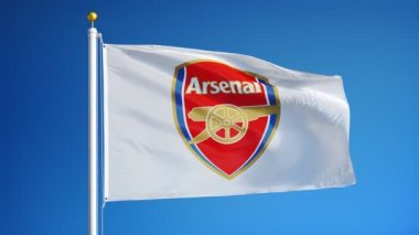 İngiltere Londra Temmuz 2018: Arsenal F.C. bayrağı mavi gökyüzüne karşı yavaş hareketle sallanıyor, editoryal animasyon, sorunsuz döngülü, yakın çekim, alfa kanalında izole.