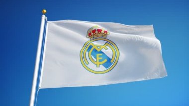 İspanya Madrid Temmuz 2018: Real Madrid C.F. bayrağı mavi gökyüzüne karşı yavaş hareketle sallanıyor, editoryal animasyon, sorunsuz döngülü, yakın çekim, alfa kanalında izole.