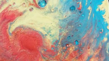 Renkli köpüklü boyalar güzel desenler içinde karıştırın. Mercan, turuncu, sarı, mavi ve diğer renklerin yağ mürekkebinin yüzeye yayılması ve inanılmaz dokular ve tasarım yaratarak diğerini karıştırın.