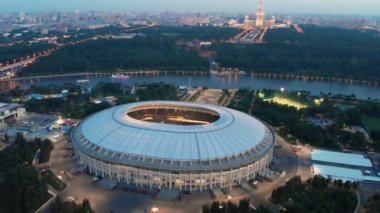 Geç akşam stadyum Luzhniki üzerinde uçan. Gecenin ışıkları Moskova ve en önemli şehir otoyollarından biri. Ufukta Moskova-şehir kuleleri.
