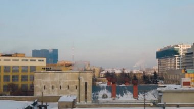 Akşam Moskova kış timelapse görüntüleri, kar şehir silueti panorama görünümü, Rus kentsel binalar, Ostankino Kulesi horison görünür, chimey bitki tüpleri havaya kimyasallar thow