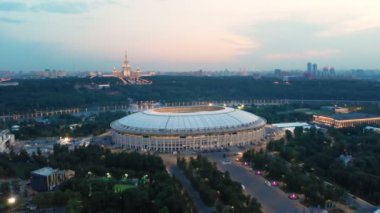 Geç akşam stadyum Luzhniki üzerinde uçan. Gecenin ışıkları Moskova ve en önemli şehir otoyollarından biri. Ufukta Moskova-şehir kuleleri.