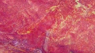 Renkli köpüklü boyalar güzel desenler içinde karıştırın. Kırmızı, sarı, mor ve diğer renklerin yağ mürekkebinin yüzeye yayılması ve inanılmaz dokular ve tasarım yaratarak diğerinin karışımı.