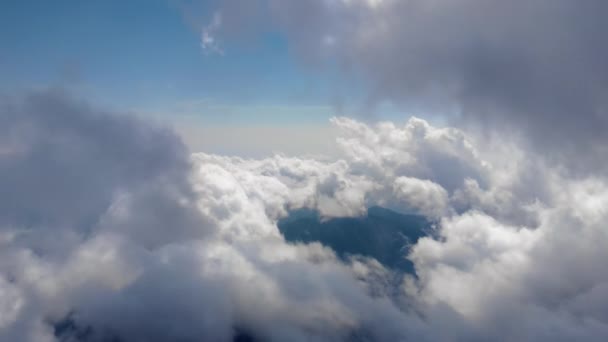Voler à travers un paysage nuageux incroyablement beau. Timelapse pittoresque de nuages blancs pelucheux se déplaçant doucement sur le ciel bleu clair sous le soleil pur. Vue directe depuis le cockpit .