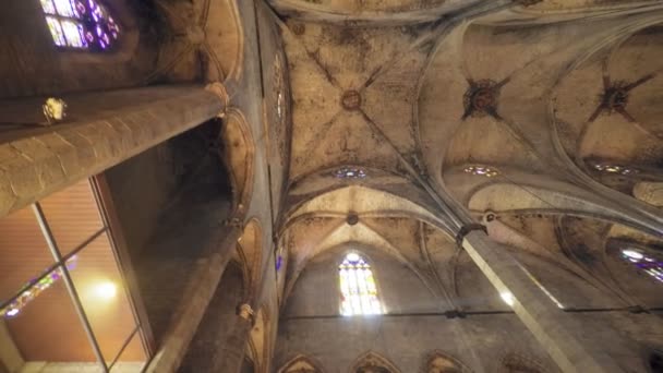 西班牙巴塞罗那2017年7月 圣玛丽亚德尔马巴塞罗那 老教堂内部 美丽的古代大教堂纪念碑 阳光透过哥特式窗户闪闪发光 — 图库视频影像