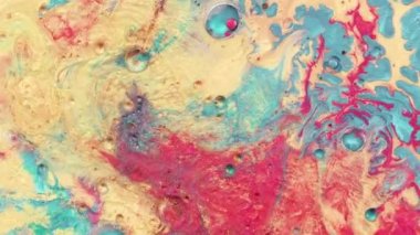 Renkli köpüklü boyalar güzel desenler içinde karıştırın. Soluk sarı, kırmızı, mavi ve diğer renklerin yağ mürekkebinin yüzeye yayılması ve inanılmaz dokular ve tasarım yaratarak diğerinin karışımı.