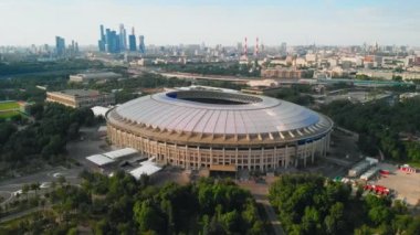 Rusya Moskova Mayıs 2018: Stadyum Luzhniki etrafında uçan. Ufukta Moskova şehir kuleleri. Parlak mavi ve biraz puslu gökyüzü ile güzel bir gün.