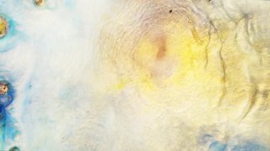 Renkli köpüklü boyalar güzel desenler içinde karıştırın. Sarı, beyaz ve mavi renklerin yağ mürekkebinin yüzeye yayılması ve inanılmaz dokular ve tasarım yaratarak diğerinin karışımı.