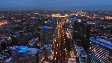 Kuş bakışı moskova'nın parlak ışıkları. Şehrin kalbinde ki Yeni Arbat caddesinde yoğun trafik. Geniş caddenin yanlarında neon ışıklarla aydınlatılan çok katlı evler.
