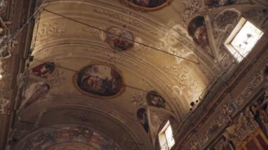 Nice, Fransa - Temmuz 2018: Ünlü Gesu Kilisesi içeriden görünümü. Kamera freskler ve diğer süslemeleri, sunak ve yavaş hareket eden insanlar ile tüm iç ile güzel tavan gösteren