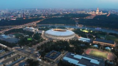 Geç akşam stadyum Luzhniki üzerinde uçan. Gecenin ışıkları Moskova ve en önemli şehir otoyollarından biri. Ufukta Moskova-şehir kuleleri.