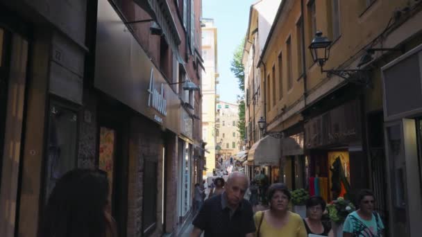 Sanremo Italia Julio 2018 Cámara Avanzando Largo Estrecha Calle Europea — Vídeos de Stock