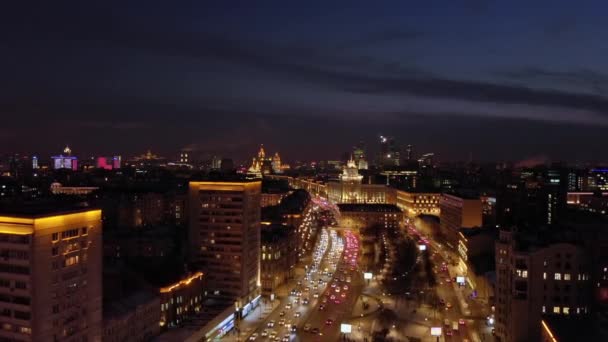 夜のモスクワ ガーデン リングの空中撮影街の灯 高速道路の集中的なトラフィック ライトアップされた建物とパノラマ景観 — ストック動画