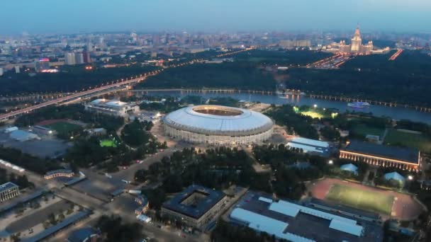 Vliegen Boven Het Stadion Luzhniki Late Avond Lichten Van Nacht — Stockvideo