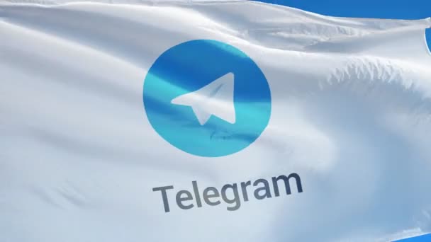 Perusahaan Telegram Mengibarkan Bendera Dalam Gerakan Lambat Terhadap Langit Biru — Stok Video