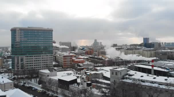 Plan Aérien Lisse Autour Cheminée Industrielle Usine Fumée Dense Sort — Video