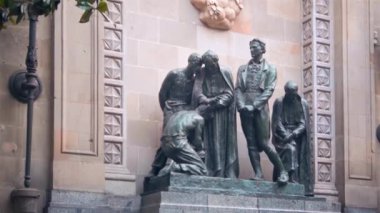 Barselona, Katalonya, İspanya - Temmuz 2018: Bağımsızlık Şehitleri Anıtı'nın yakından görünümü. Kamera yavaşça heykelin ayrıntılarını gösteren hareket.