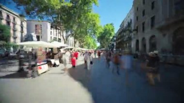 İspanya Barselona Temmuz 2017: La Rambla sokak Hyperlapse, güneşli bir günde uzun yaya yolu boyunca yürüyen turistler, pürüzsüz sabit timelapse video görüntüleri