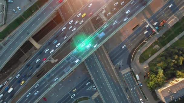 在莫斯科多级高速公路上 自动驾驶概念的精美空中展示 在阳光明媚的晚上 从上面直接看到大城市的道路交通 — 图库视频影像