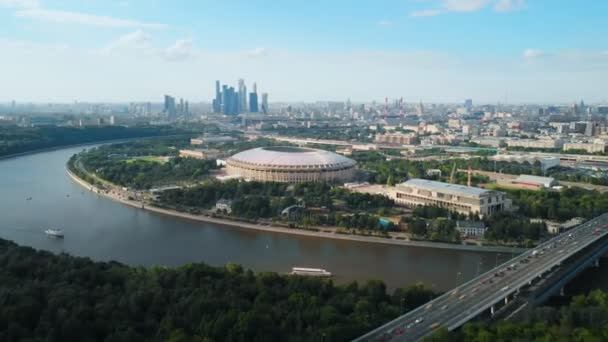 Timelapse Vliegen Naar Stadion Luzhniki Boven Rivier Moskva Intensief Verkeer — Stockvideo