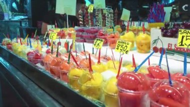 Barselona, Katalonya, İspanya - Temmuz 2018: Mercat de la Boqueria, ünlü Barselona simge sel pazarı, sağlıklı yiyeceklerle dolu renkli taze meyve pazarı.