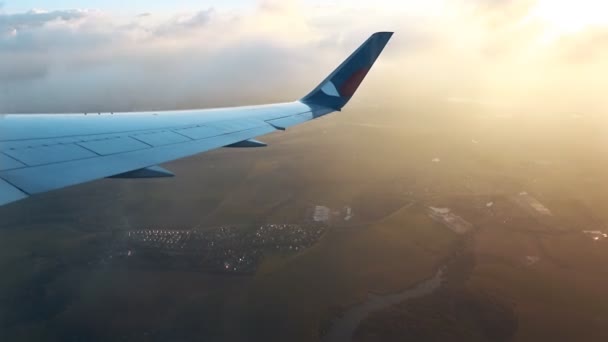随着晚太阳的遮蔽 在傍晚的云层中飞翔 飞行通过移动的云景与美丽的太阳光 通过飞机窗口乘飞机旅行 非常适合影院 — 图库视频影像