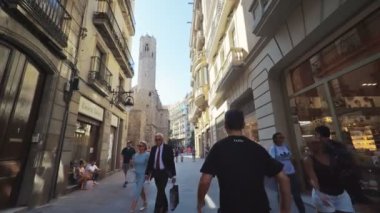 İspanya Barselona Temmuz 2017: Capella de Santa Agueda, Santa gata kilisesi şapeli, turistlerin yürüdüğü dar Barselona caddesi 