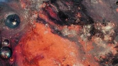 Renkli köpüklü boyalar güzel desenler içinde karıştırın. Mercan, turuncu, siyah, gümüş ve diğer renklerin yağ mürekkebinin yüzeye yayılması ve inanılmaz dokular ve tasarım yaratarak diğerini karıştırın.