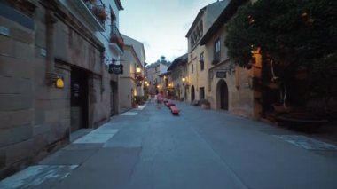 İspanya Barselona Temmuz 2017: Barselona, Katalonya, Poble Espanyol İspanyol şehir müzesi. Taş duvarlar, güzel cepheler ile, eski İspanya köy dar sokak etrafında pürüzsüz kamera sabit slayt çekim