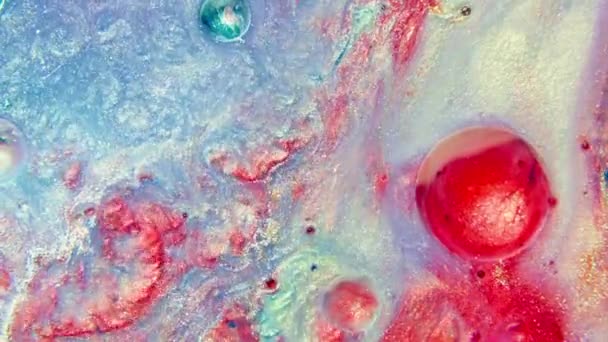 Peintures pétillantes colorées se mélangent dans de beaux motifs. Encre d'huile de jaune, bleu, rouge et d'autres couleurs étalées sur la surface et se mélangent les unes aux autres créant des textures et un design étonnants .