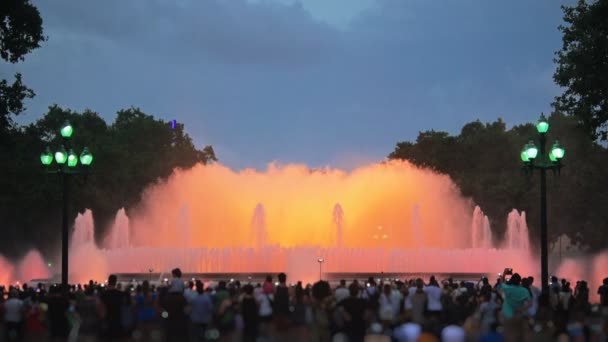Magic Barcelona Fountains Lot Tourists Looking Colorful Night Show Different — Stock Video