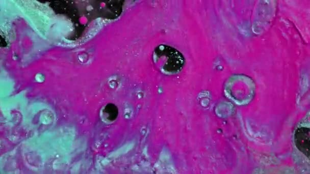 Барвисті Блискучі Фарби Змішуються Красивих Візерунках Масляне Чорнило Малинових Рожевих — стокове відео