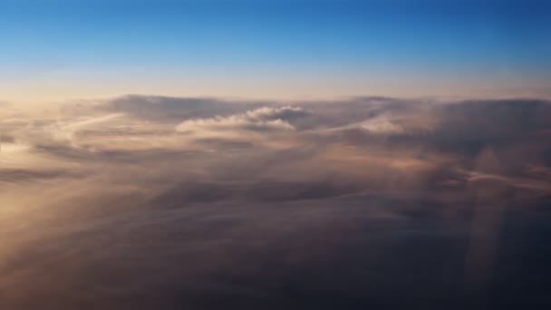 Voando Sobre Nuvens Noite Com Sol Atrasado Voe Através Paisagem — Vídeo de Stock