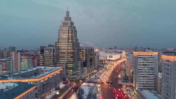 夕方のモスクワガーデンリングの空中撮影で カメラが上がっています 夕暮れ時の街灯 日没時のビジネスセンター オルゼイニー タワー — ストック動画
