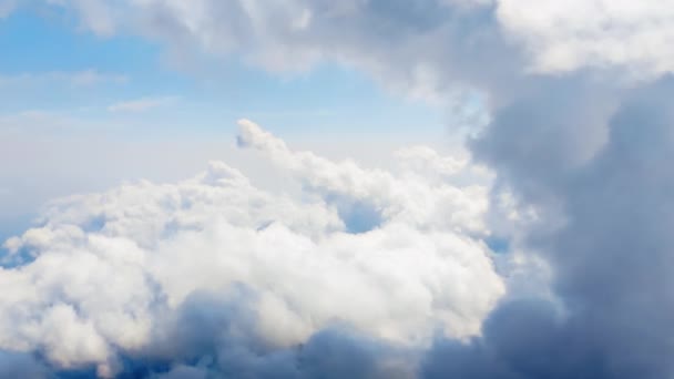 天国の美しい雲景を飛ぶ 澄んだ青空を静かに動く白いふわふわ雲の美しいタイムラプス コックピットからの直接眺め — ストック動画