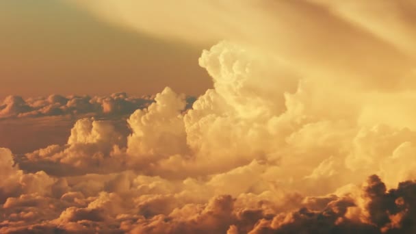 Voando Através Nuvens Cumulus Pitorescas Lindamente Iluminadas Pelo Sol Noite — Vídeo de Stock