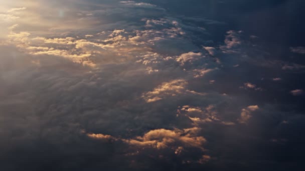 Vliegen Avond Wolken Met Late Zon Vlucht Door Bewegende Cloudscape — Stockvideo