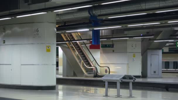 Barcelona Underground Modern Railway Station Passagiers Wachten Volgende Metro Trein — Stockvideo