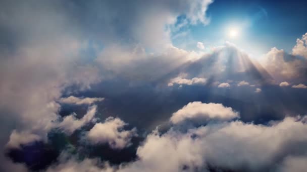 天国の美しい日当たりの良い雲景を飛ぶ 白いふわふわの雲が空をそっと動き 太陽が美しい光線とレンズフレアで雲の上に輝く驚くべきタイムラプス — ストック動画