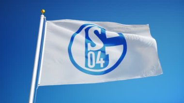 Almanya Schalke Gelsenkirchen Temmuz 2018: Fc Schalke 04 bayrağı mavi gökyüzüne karşı yavaş hareketle sallanıyor, editoryal animasyon, sorunsuz döngülü, yakın çekim, alfa kanalında izole.