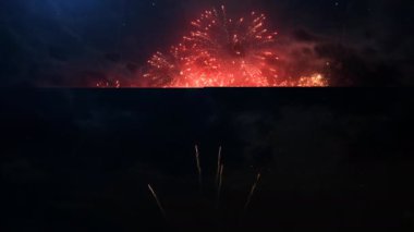 Arka planda, güzel tipografi sihirli tasarım parçacıklar ve renkli yavaş hareket havai fişek ile üzerinde siyah gece gökyüzü kıvılcım metin tebrik merry Christmas.