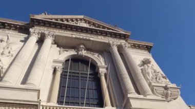 Monako - Temmuz 2018: Mavi gökyüzüne karşı ünlü Oşinografya Müzesi'ne aşağıdan yukarıya görünüm, binanın ön cephesinde yumuşak bir şekilde hareket eden kamera.