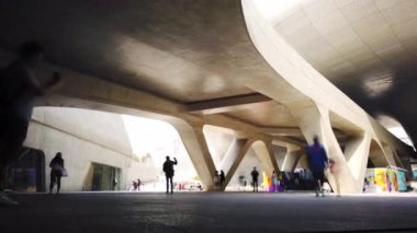 Seul, Güney Kore - Mayıs 2019: Dongdaemun Design Plaza Ddp görünümü içeriden. Kamera güzel timelapse yer ve insanların kalabalıklar fütüristik tasarım gösteren etrafında hareket.