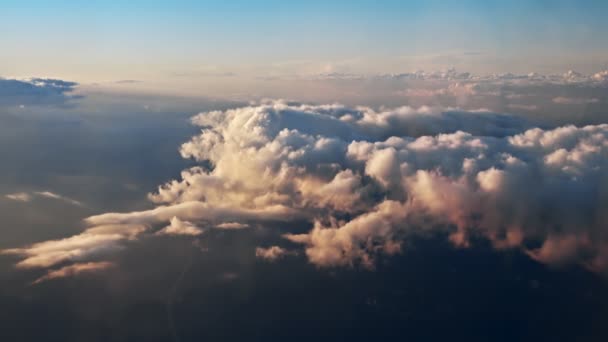 随着晚太阳的遮蔽 在傍晚的云层中飞翔 飞行通过移动的云景与美丽的太阳光 通过飞机窗口乘飞机旅行 非常适合影院 — 图库视频影像