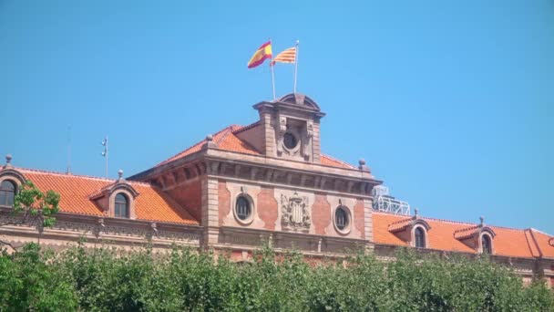 西班牙巴塞罗那 2018年7月 加泰罗尼亚议会外墙侧视 西班牙和加泰罗尼亚的旗帜在楼顶迎风飘扬 — 图库视频影像